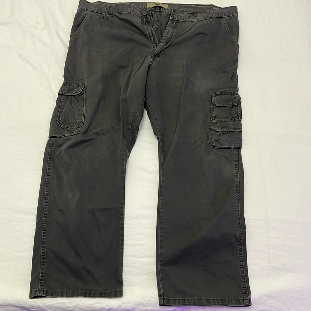 Wrangler Men’s Dark Grey Cargo Pants Sized 42 x 30